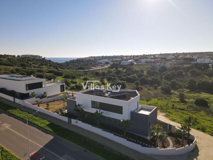 Image No.2-4 Bed House for sale