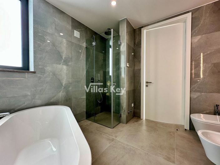 Image No.21-4 Bed House for sale