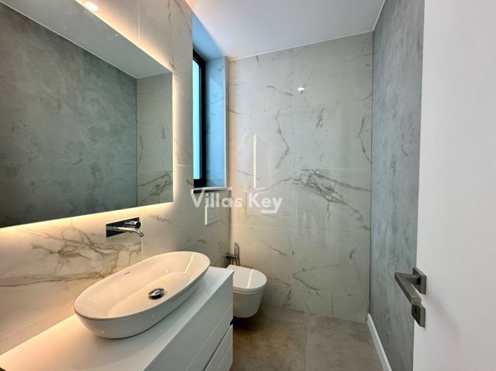 Image No.25-4 Bed House for sale