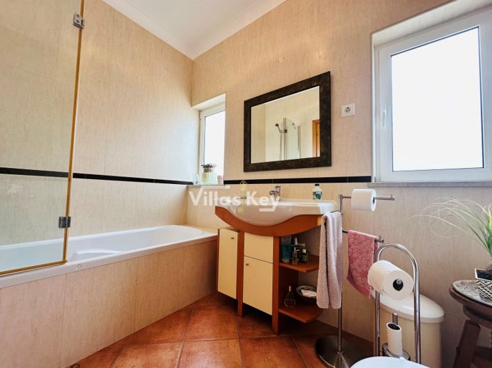 Image No.20-4 Bed House for sale