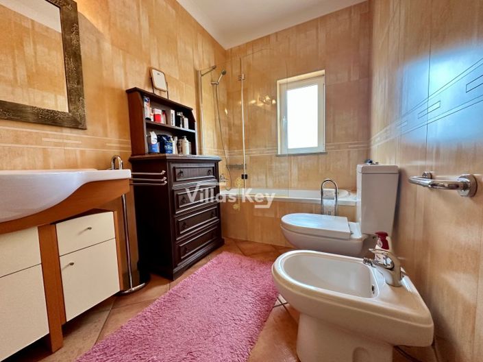 Image No.24-4 Bed House for sale