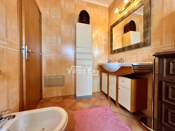 Image No.27-4 Bed House for sale