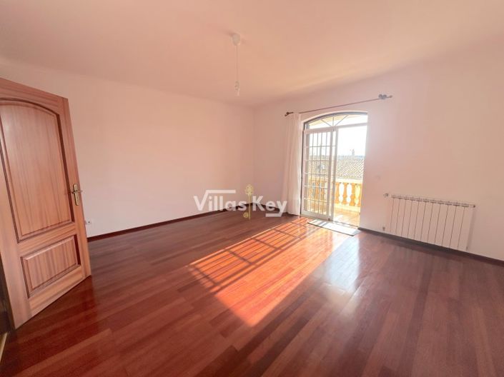 Image No.15-3 Bed House for sale