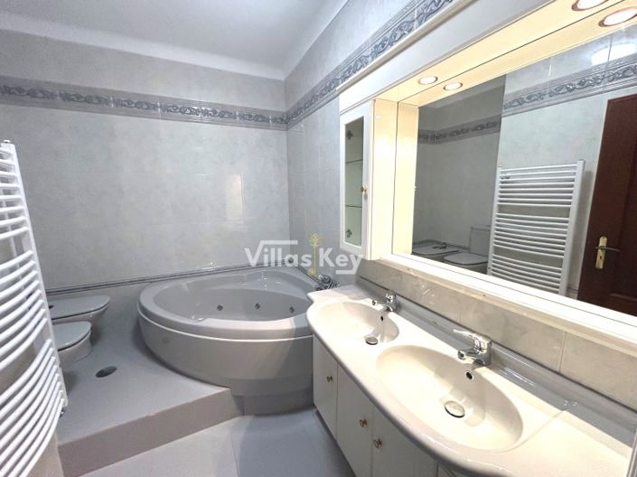 Image No.18-3 Bed House for sale