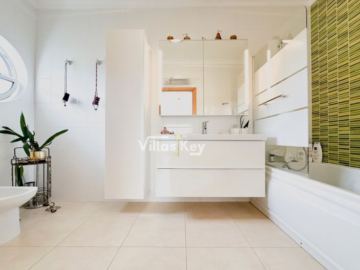 Image No.14-3 Bed Apartment for sale