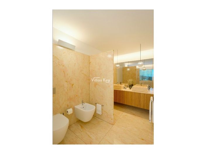 Image No.6-5 Bed House for sale