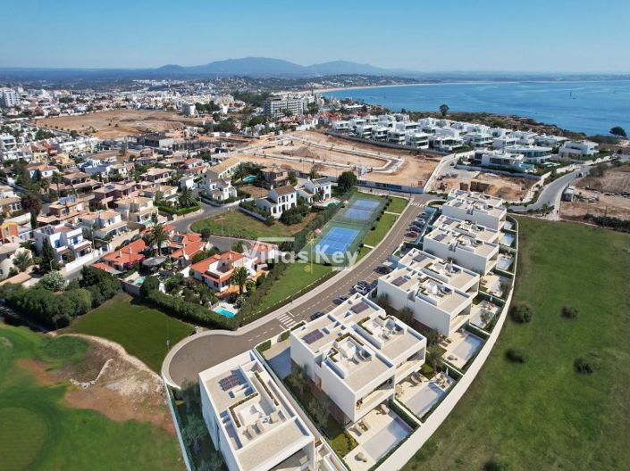 Image No.2-4 Bed House for sale