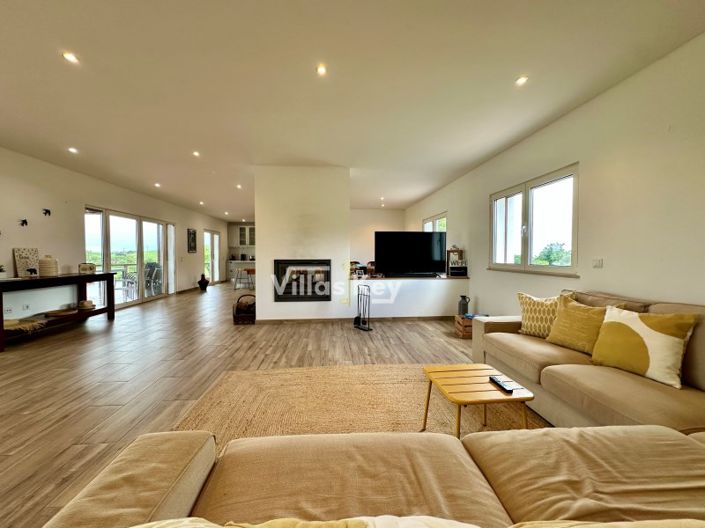 Image No.48-5 Bed Farmhouse for sale