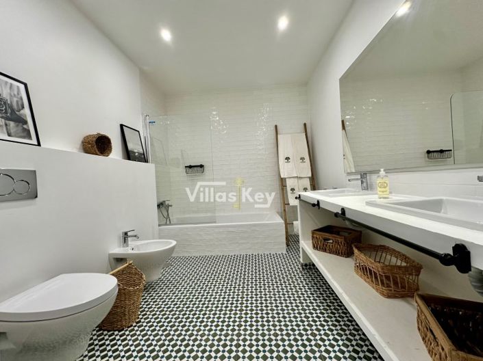 Image No.56-5 Bed Farmhouse for sale