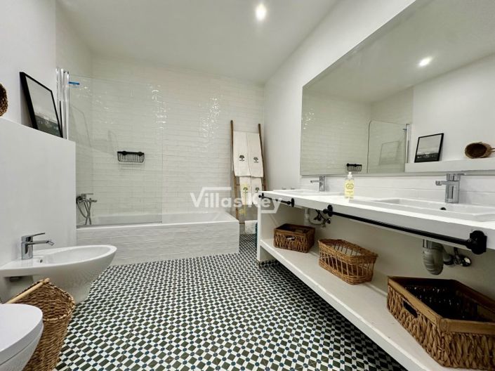 Image No.60-5 Bed Farmhouse for sale