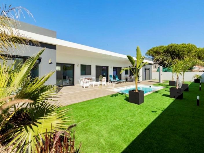 Image No.1-4 Bed House for sale