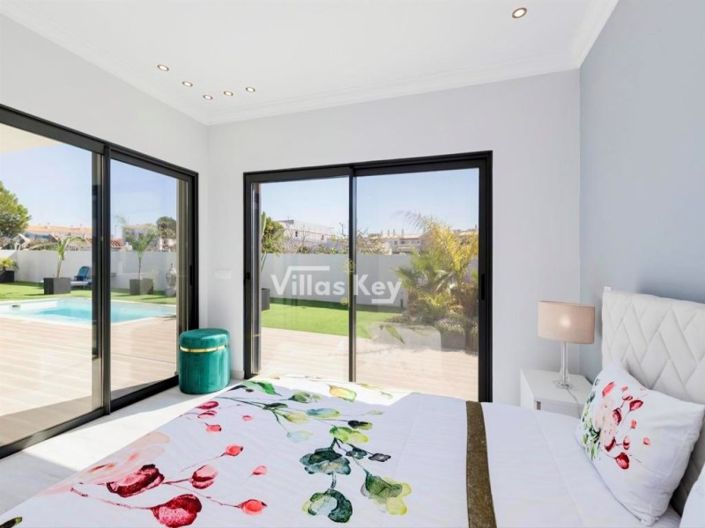 Image No.17-4 Bed House for sale