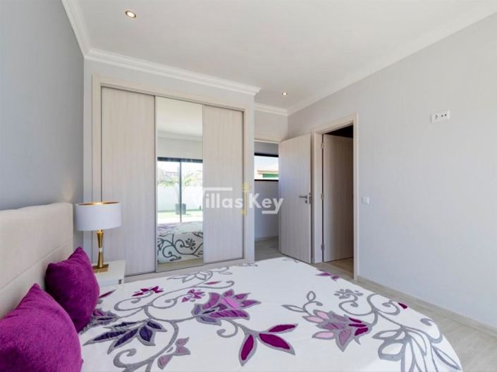 Image No.18-4 Bed House for sale