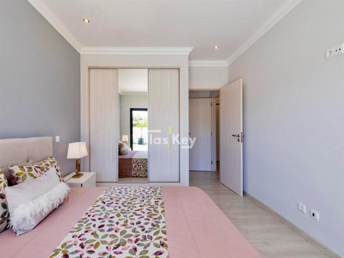 Image No.24-4 Bed House for sale