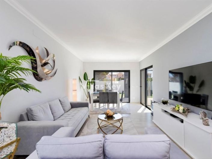 Image No.7-4 Bed House for sale