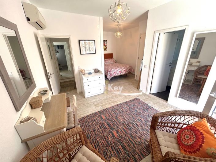 Image No.25-4 Bed House for sale