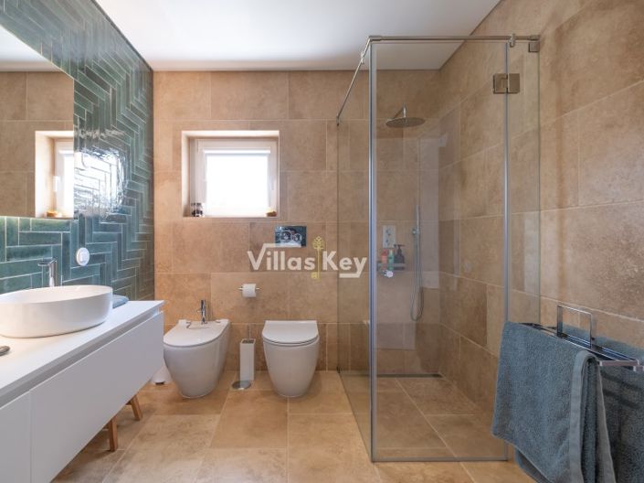 Image No.18-4 Bed House for sale