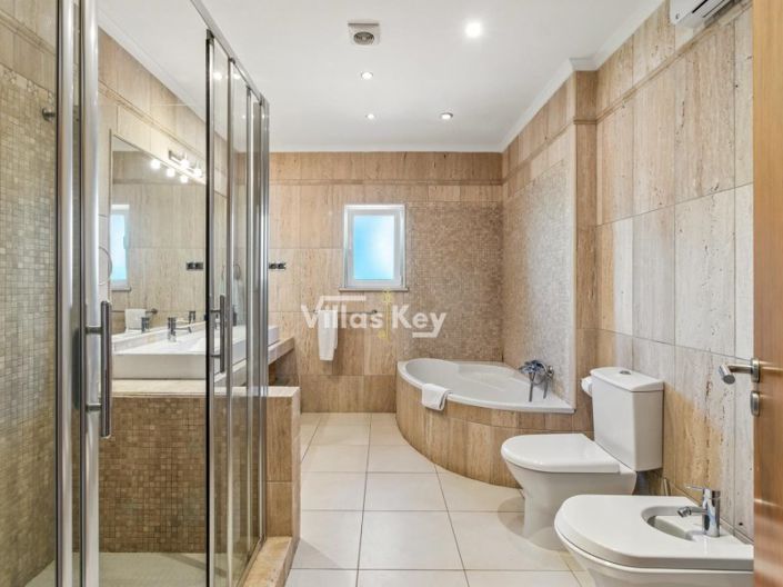 Image No.26-4 Bed House for sale