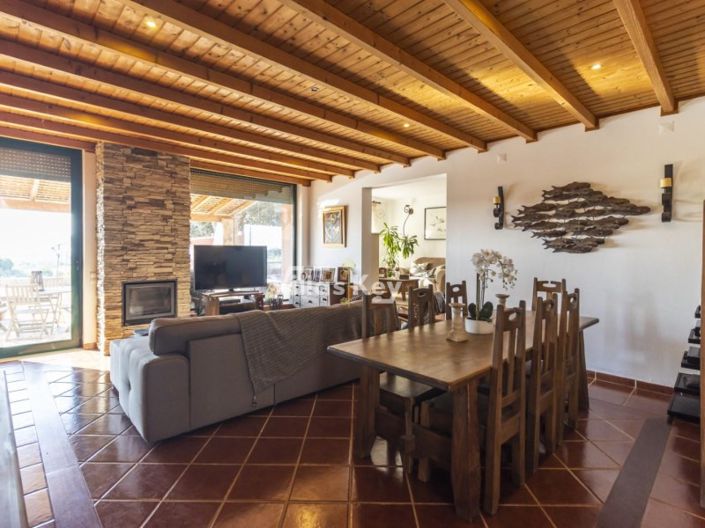 Image No.1-4 Bed House for sale