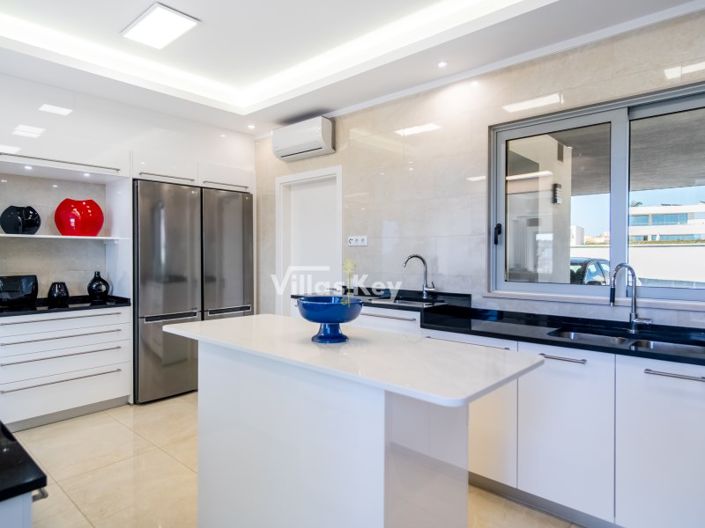 Image No.11-3 Bed House for sale