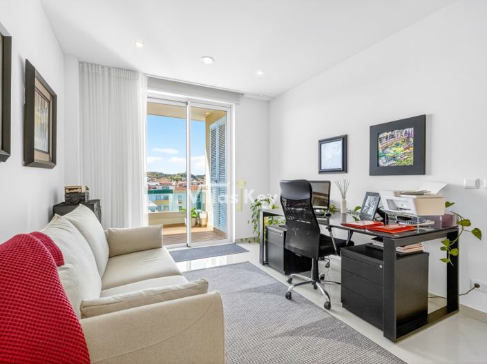 Image No.24-3 Bed Apartment for sale