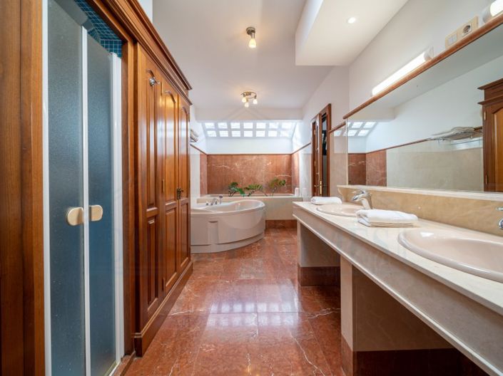 Image No.18-5 Bed House for sale