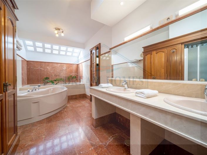 Image No.19-5 Bed House for sale