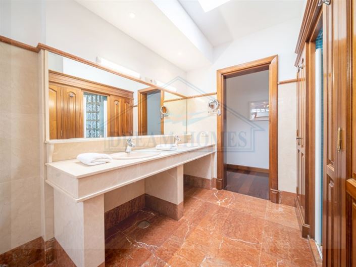 Image No.20-5 Bed House for sale