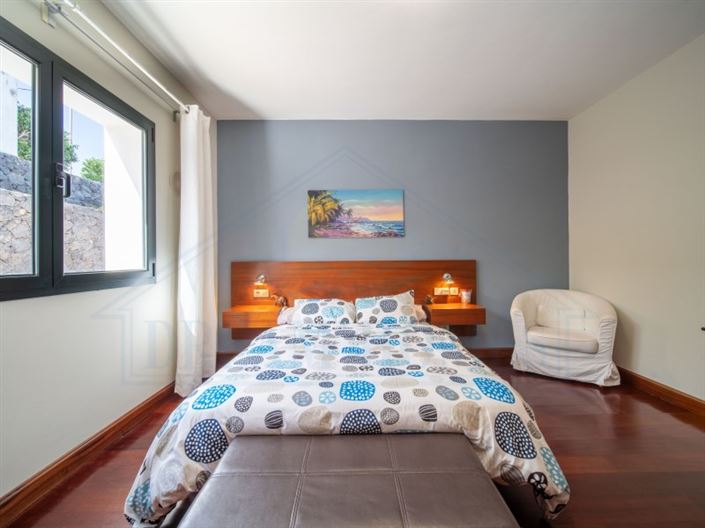 Image No.25-5 Bed House for sale