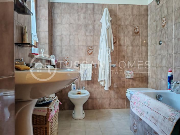 Image No.12-4 Bed Farmhouse for sale