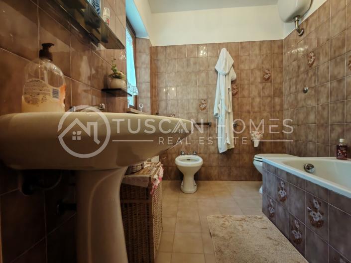 Image No.19-4 Bed Farmhouse for sale