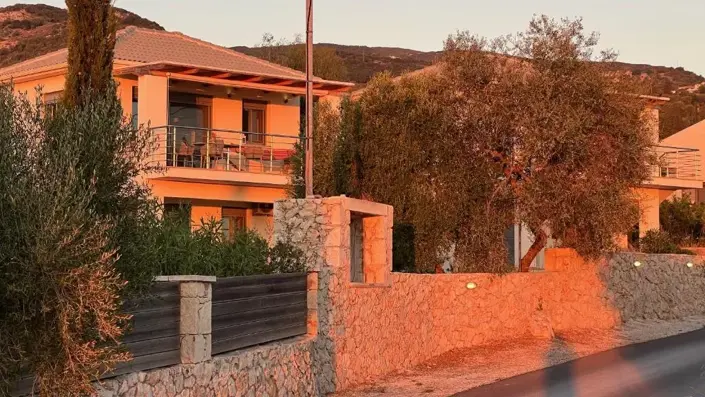 Image No.2-4 Bed Villa for sale