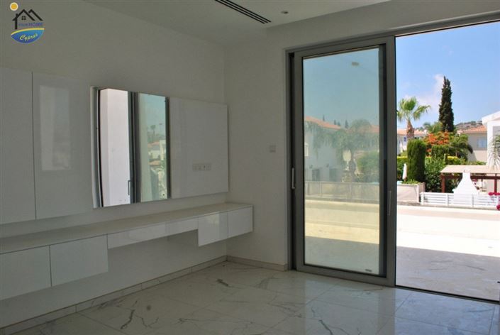 Image No.8-5 Bed Villa for sale