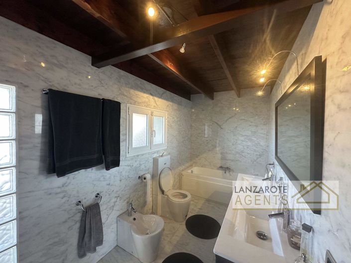 Image No.11-2 Bed Farmhouse for sale