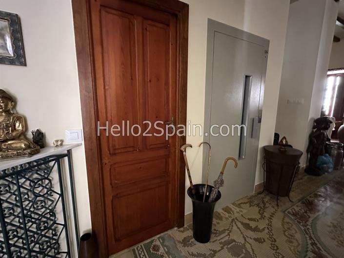 Image No.8-8 Bed Townhouse for sale