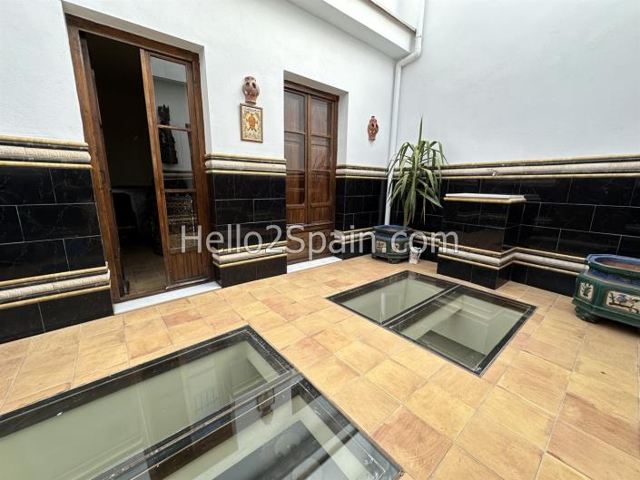 Image No.27-8 Bed Townhouse for sale