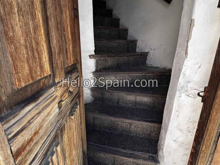 Image No.19-6 Bed Townhouse for sale