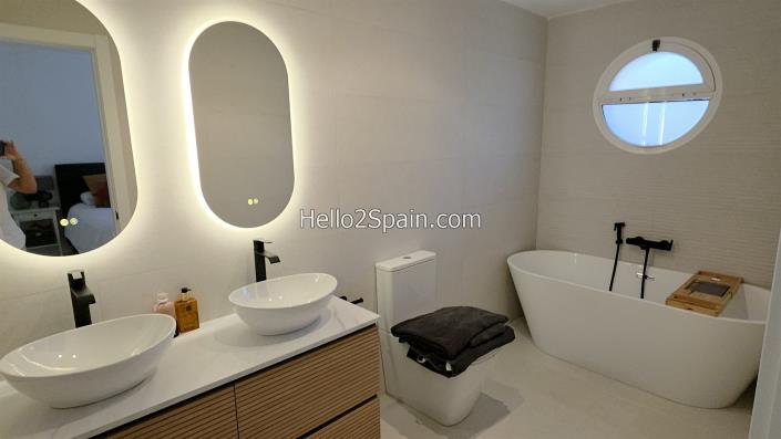 Image No.28-4 Bed Townhouse for sale