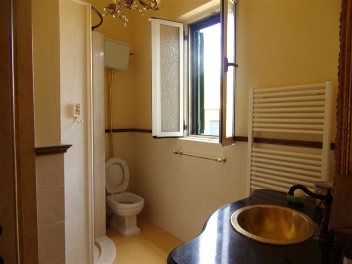 Image No.15-3 Bed Property for sale