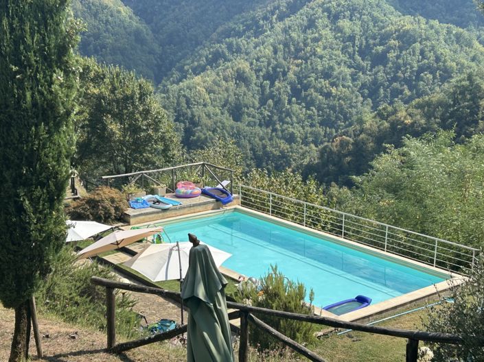 Image No.1-6 Bed Property for sale