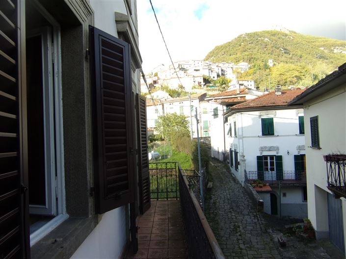 Image No.12-5 Bed Property for sale