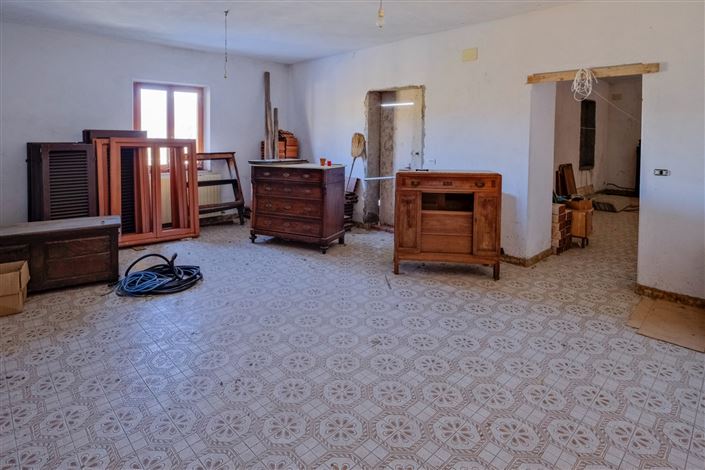 Image No.18-3 Bed Property for sale