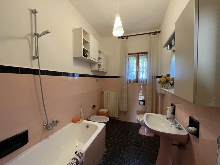 Image No.8-4 Bed Property for sale