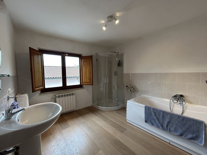 Image No.17-4 Bed Property for sale