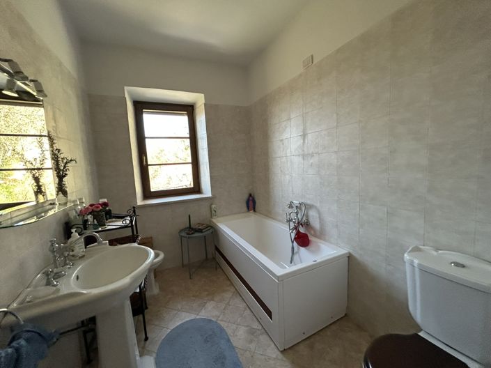 Image No.18-2 Bed Property for sale