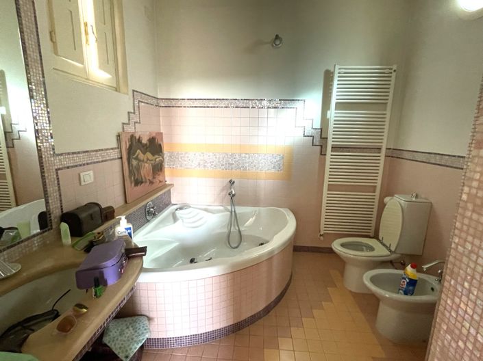 Image No.24-4 Bed Property for sale