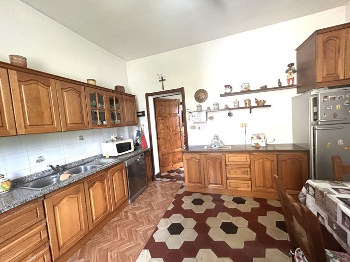 Image No.12-4 Bed Property for sale