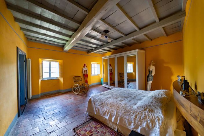 Image No.20-6 Bed Property for sale