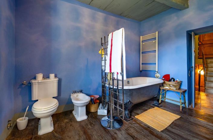 Image No.23-6 Bed Property for sale