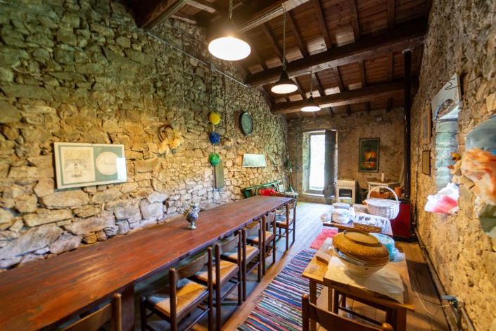 Image No.28-6 Bed Property for sale